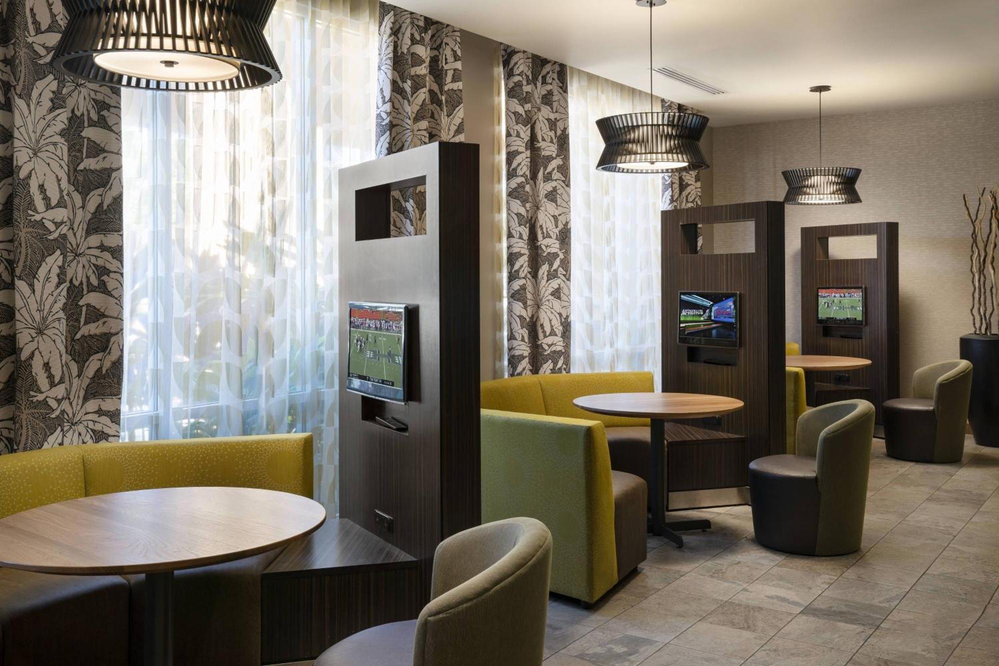Courtyard By Marriott Maui Kahului Airport Hotel Bagian luar foto