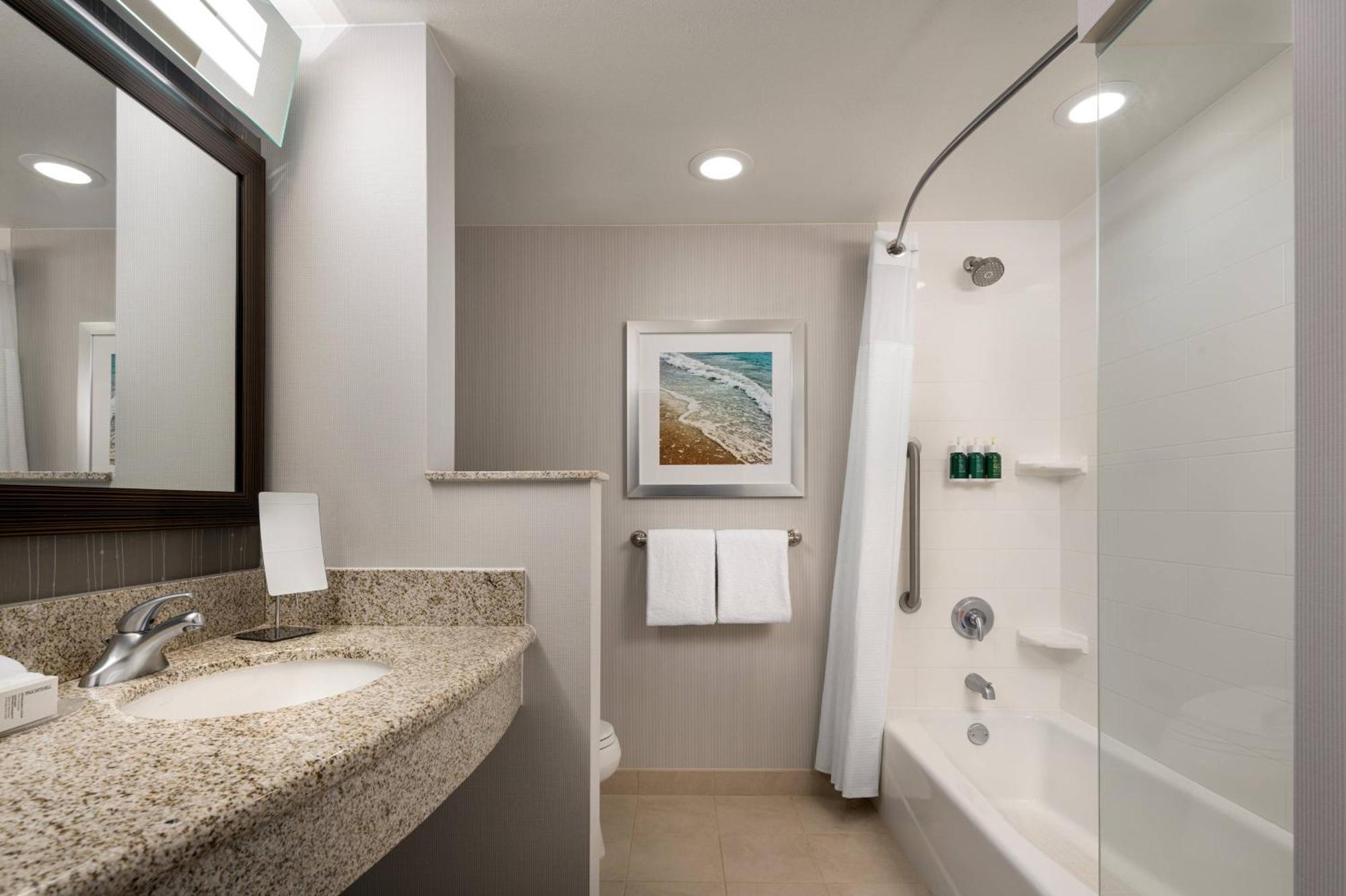 Courtyard By Marriott Maui Kahului Airport Hotel Bagian luar foto